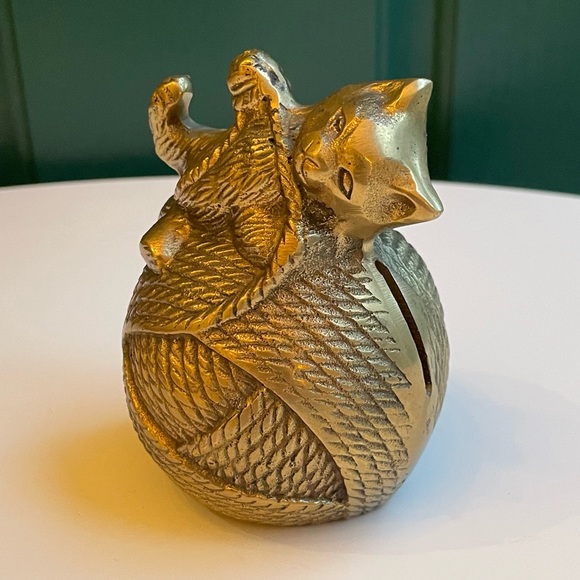 Brass cat and ball of yarn coin bank - Picture 2 of 4